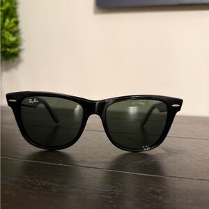 Men’s Polarized Ray-Ban Wayfarer Black Sunglasses